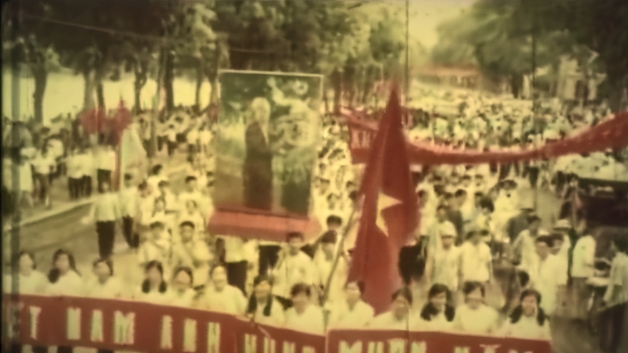 Không khí đặc biệt ở Thủ đô ngày thống nhất đất nước
